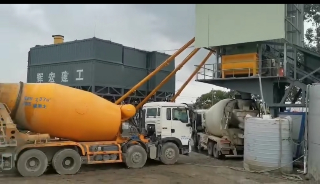 輝宏攪拌站運行中 輝宏攪拌站運行中